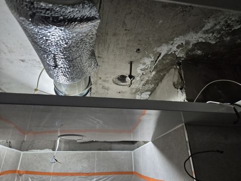천장 판을 뜯어 낸 자리 위로 보이는 은박 보온관과 관 끝