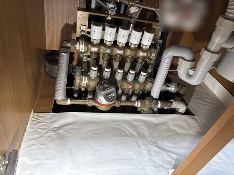하부장 안 다섯 밸브 분배기와 위쪽 제어기, 수도 계량기 전경