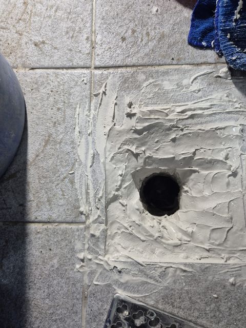 배수관 둘레를 몰탈로 채워 평평하게 고른 바닥