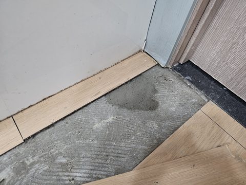 마루를 걷어 낸 시멘트 바닥에 진한 회색으로 남아 있는 젖은 얼룩