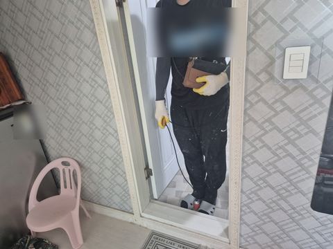 갈색 케이스 탐지 장비와 케이블 달린 센서를 든 작업자 상반신